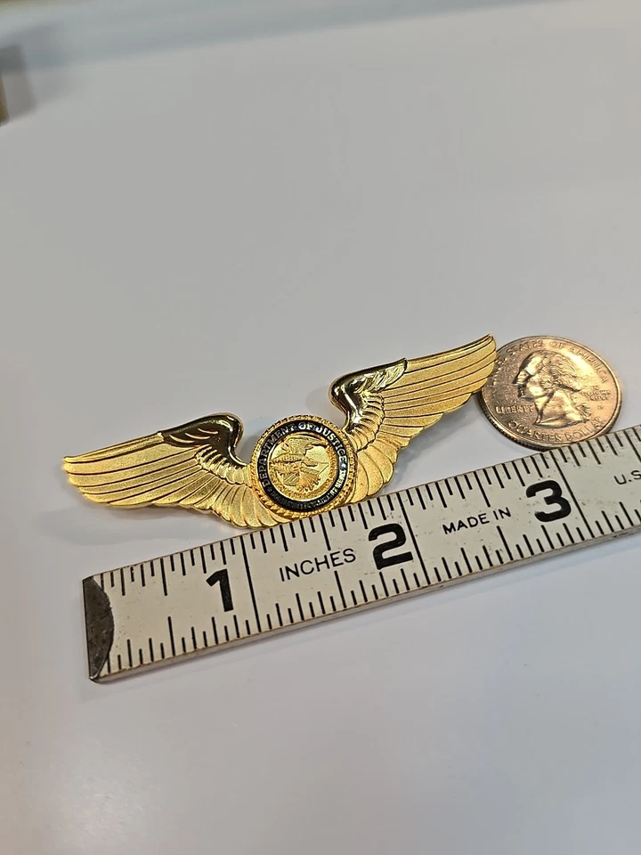 Broche distintivo da tripulação do Departamento de Justiça INS Gold Wings of Excellence RARO - Imagem 2 de 4