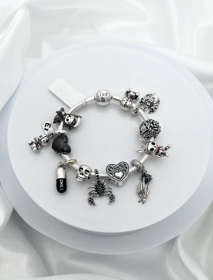 Pulsera de cadena de serpiente de plata Linx con dijes de temática gótica negra Foto 2 de 4