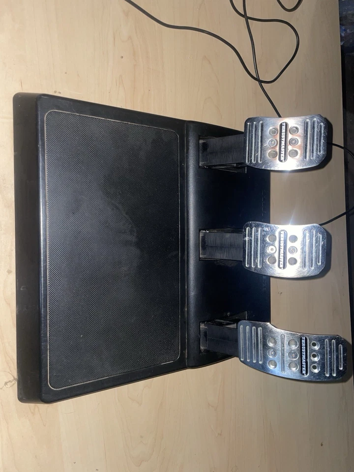 Juego de pedales Thrustmaster T3PA para simuladores de carreras Xbox One y PC Foto 2 de 4