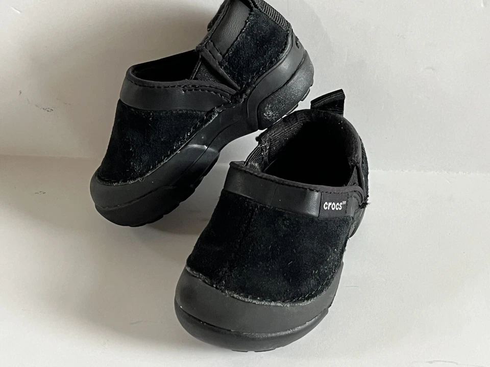 Zapatos Crocs Bebé Niño Pequeño Talla 4 Negro Gamuza Cuero Sin Cordones Zuecos Zapatos Foto 2 de 4