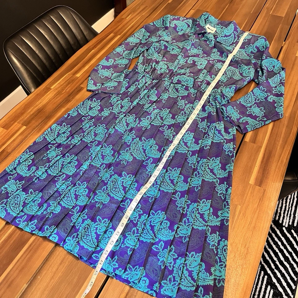 Vestido vintage anos 80 Leslie Fay secretária/escritório tamanho 6 pequeno azul-petróleo paisley plissado midi - Imagem 2 de 4