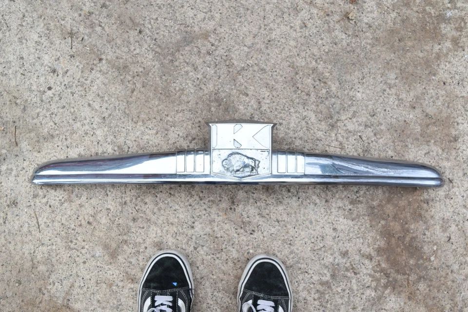 Kaiser Frazer Manhattan 1949 1950 capó emblema Buffalo moldura 49 50 Foto 2 de 4