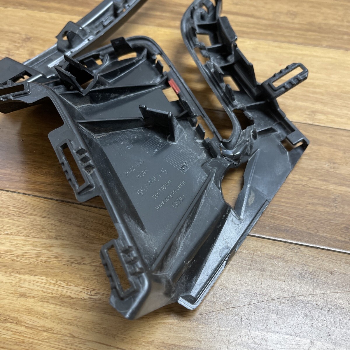 🚘18-21 AUDI A6 C8 Front Bumper Right Lower Grille Bracket  