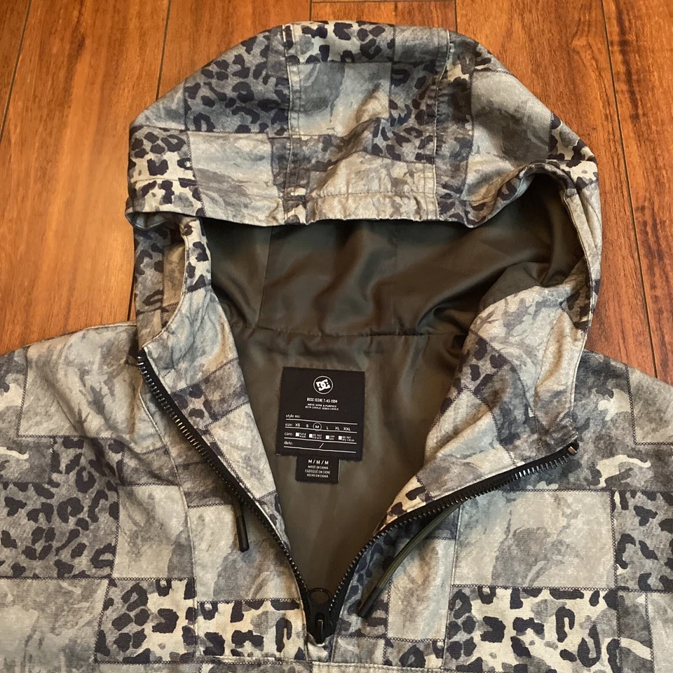 Chaqueta cortavientos DC Shoes Civil Anorak 1/4 cremallera para hombre M camuflaje leopardo rara usada en excelente estado Foto 3 de 4