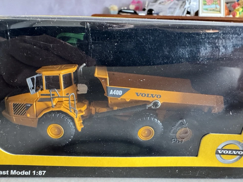 MEZZO DA LAVORO STRADALE CAMION RIBALTABILE VOLVO 1:87 NUOVO BOX DA COLLEZIONE - Immagine 2 di 4