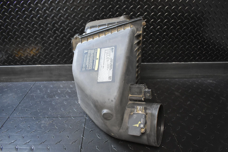 Carcaça de limpador de ar Chevy Silverado 2500HD 2013 - 2016 6.6L V8 TD - Imagem 2 de 4