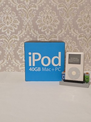 Apple iPod Classic 4th Generation 40GB A1059 w/box and accessories NEW BATTERY