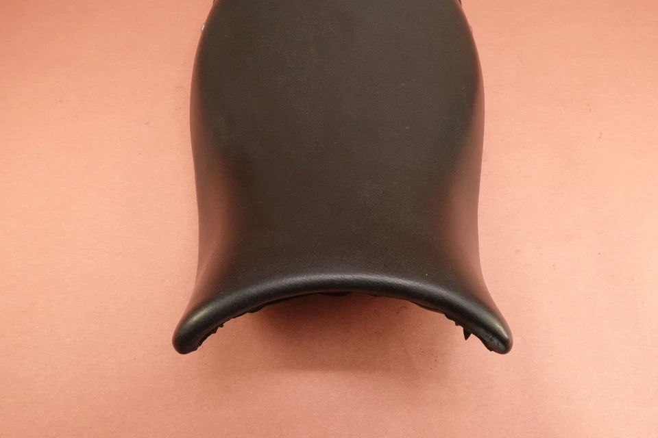 Selim de assento 2004 99-04 Triumph Sprint RS - Imagem 4 de 4