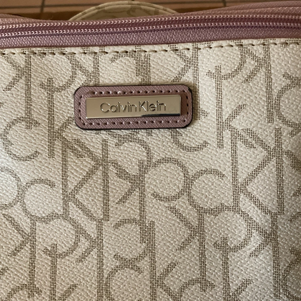 Bolsa de viagem cosmética Calvin Klein com zíper bege logotipo rosa zíper - Imagem 2 de 4