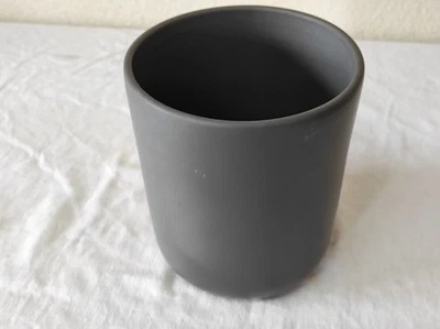 Cache pot gris 13 cm de diamètre par 15,5 cm de haut - Photo 1/4