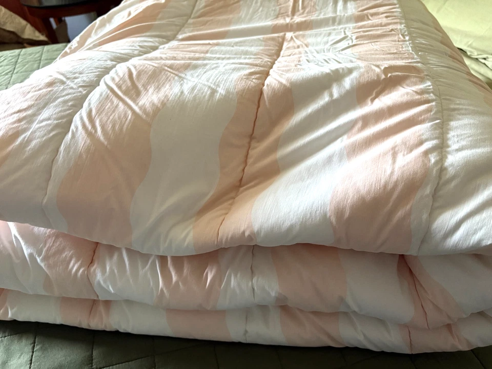 Edredón Queen Rosa y Blanco Doble Cara Geométrico y Rayas Sin Etiqueta Foto 2 de 4