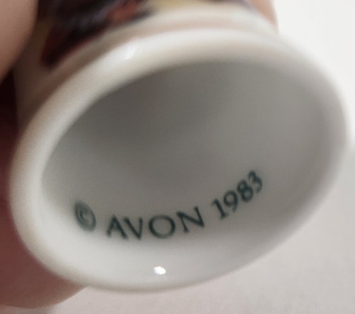 Vintage 1983 Avon Christmas Porcelain Thimble Souvenir - Picture 3 of 3