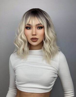 Perruque Synthétique Blonde Dorée à Frange - Cheveux Courts Bouclés - Bonnet Offert
