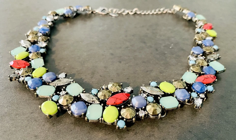 Collar Zara llamativo con piedras multicolores casi nuevo Foto 2 de 3