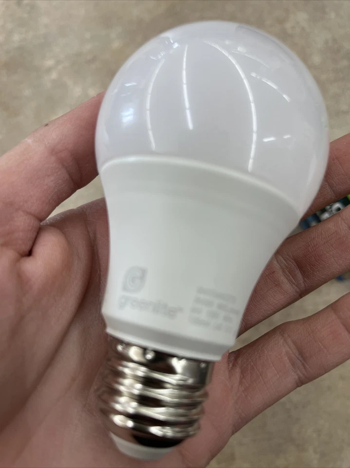 2 Greenlite Dusk to Dawn 9w LED Indoor/Outdoor Auto On/Off Light 800 lumens - Image 4 of 4