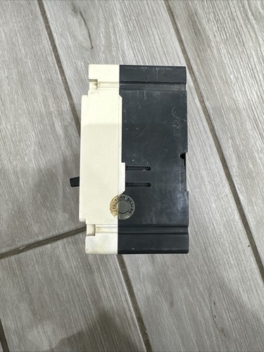 Eaton ED3150 Interruttore automatico 150 A 3 poli 240VAC 125VDC custodia stampata - Foto 6 di 13