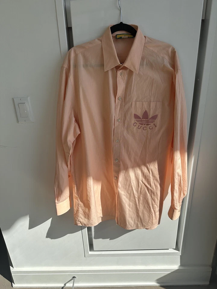 CAMISA GUCCI X ADIDAS PARA HOMBRE BOXY MELOCOTÓN MANGA LARGA ABOTONADA talla 50 $1200 Foto 3 de 4