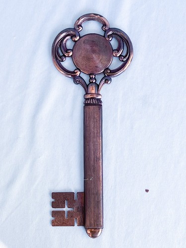 Circa 1950's Glacier National Park Thermometer - Works - Key Shaped 7 3/4" Long - Picture 4 of 4