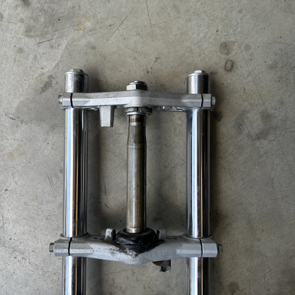 Horquillas delanteras rectas Suzuki GW250 2013-2017 Inazuma OEM con triple árbol Foto 2 de 4