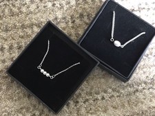 Dwa srebrne naszyjniki rozmiar dziecięcy, z perłami, nowe bez metki ... bardzo ładne! 