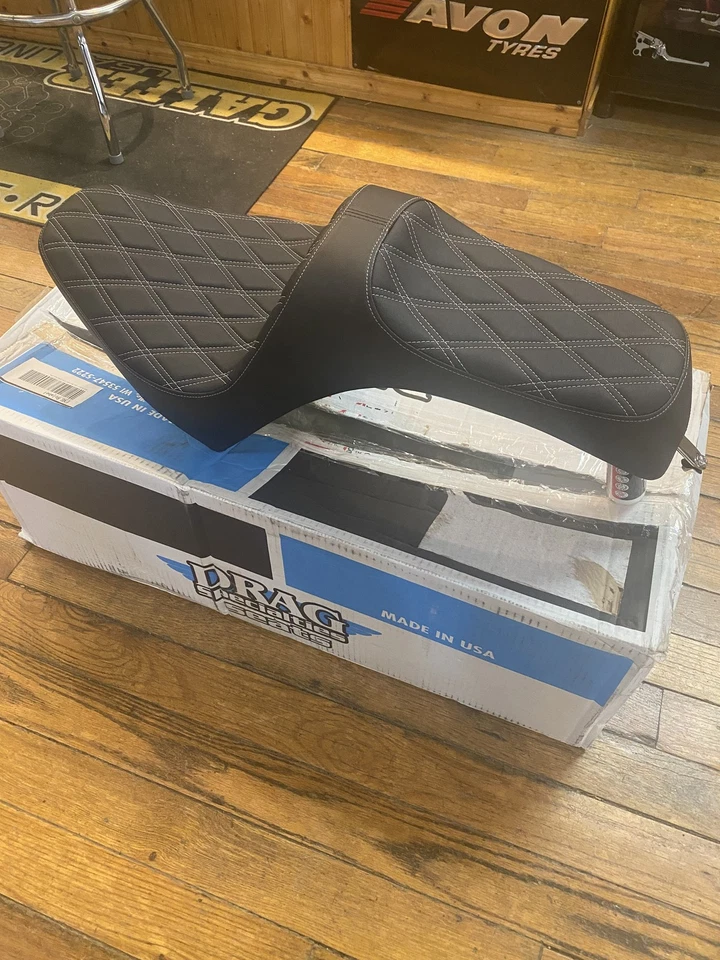 Asiento Drag Specialties Predator III Silver Stitch 2018-2024 Indian Scout Bobber Foto 4 de 4