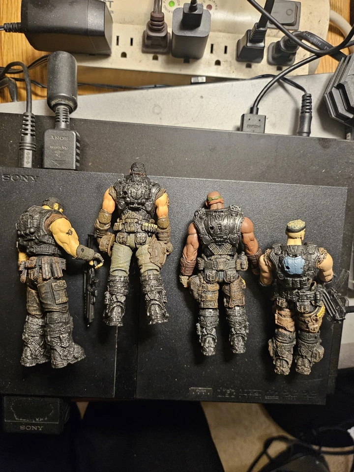 Figuras sueltas Gears of War 3,75: Marcus, Dom, Baird, Cole Foto 2 de 4