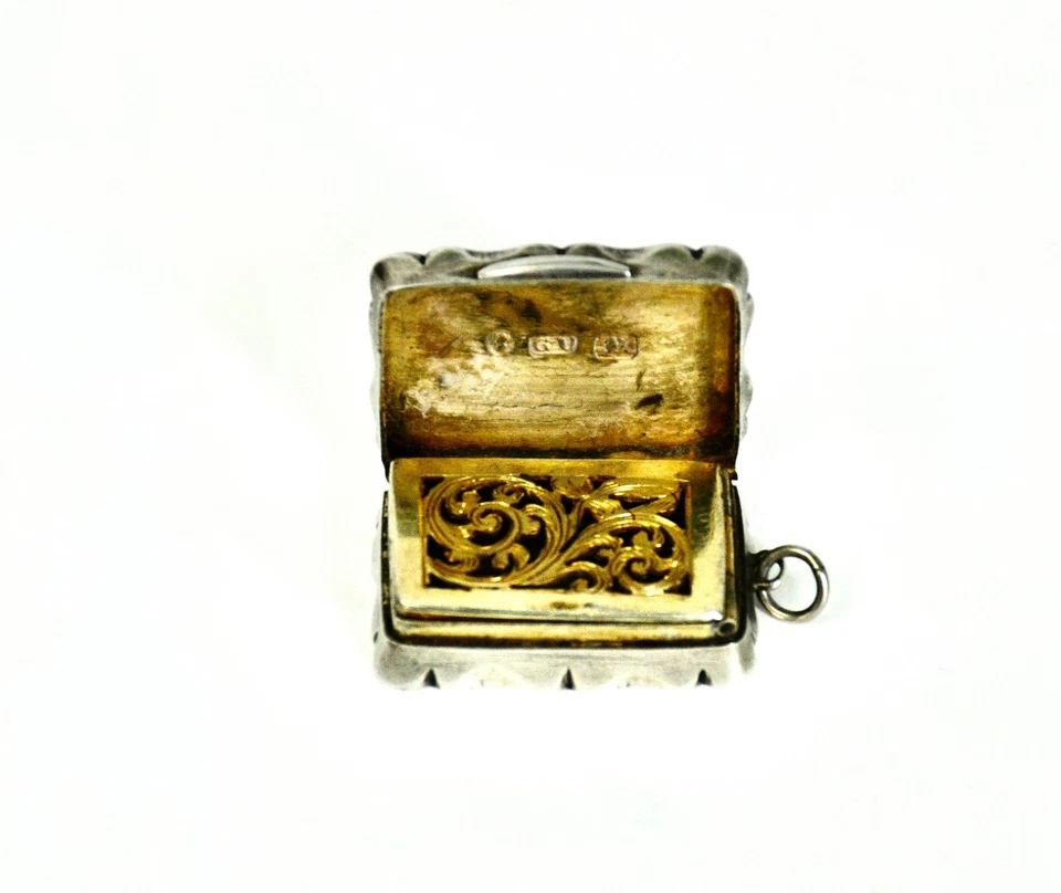 Antigua vinagreta de plata de ley de George Unite 1864 Foto 4 de 4