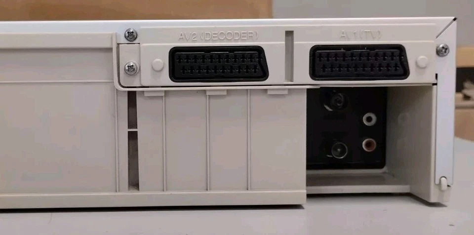 FUNAI VIDEOREGISTRATORE VHS 6 TESTINE STEREO CON TELECOMANDO - Immagine 4 di 4