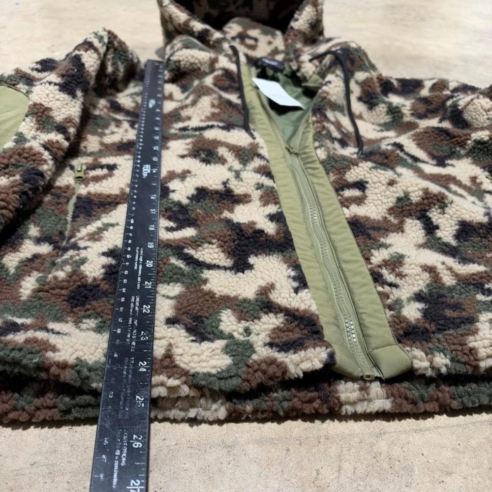 Forever 21 Men's Camo Sherpa Fleece Jacket Size S - product detail image 4