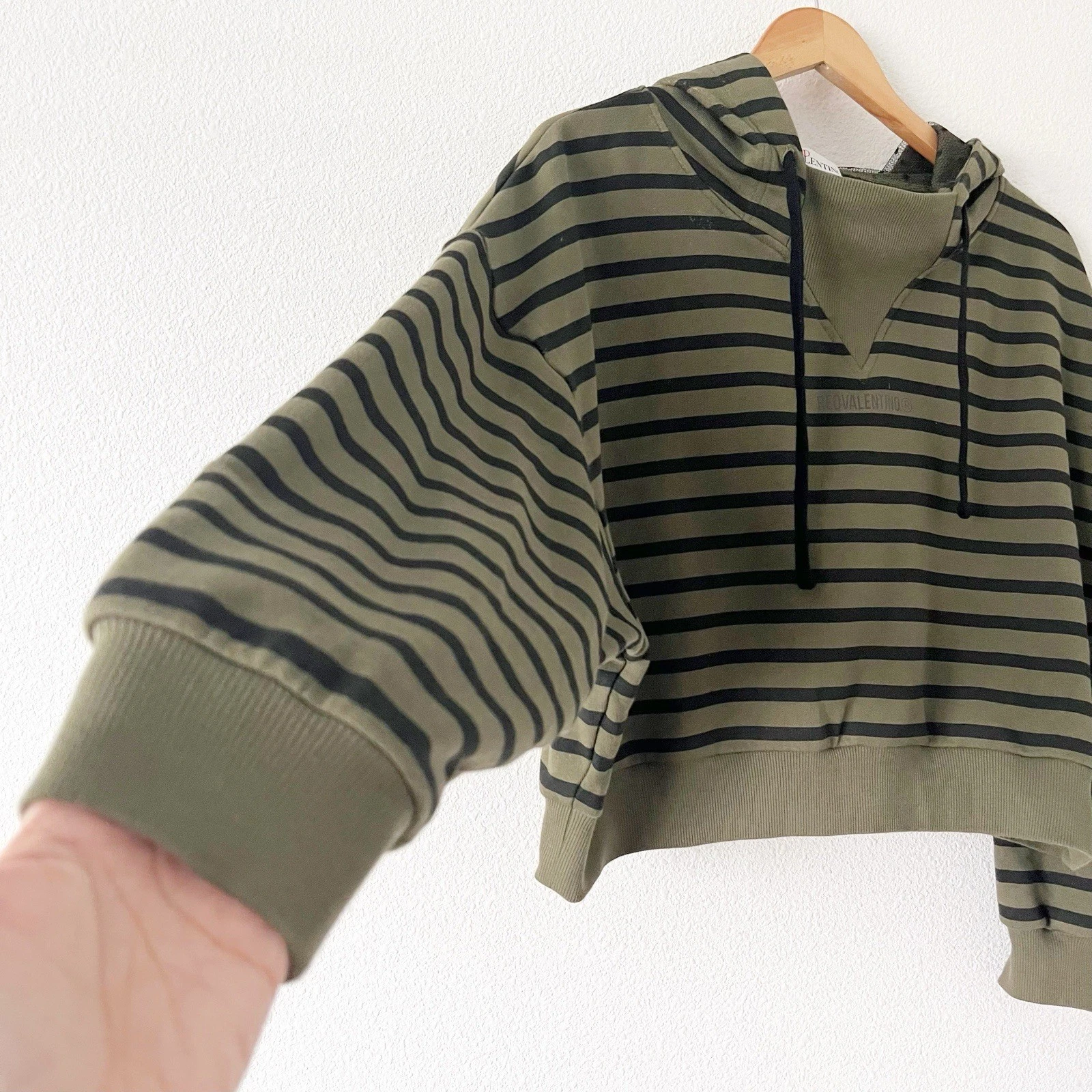 Felpa con cappuccio rossa Valentino stampa ritagliata a righe verdi taglia S