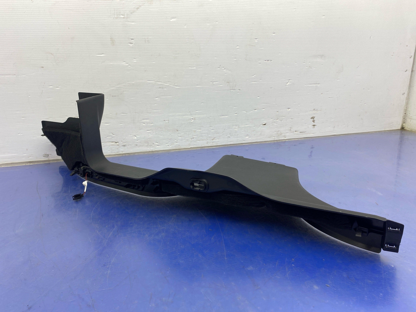 2017-2020 MASERATI LEVANTE M161 OEM LEFT REAR DOOR SCUFF PLATE TRIM *BROKEN TAB*