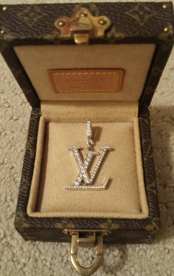 COLGANTE DIAMANTE PAVIMENTADO ORO BLANCO 18K MONOGRAMA LOUIS VUITTON Aut ntico Retirado