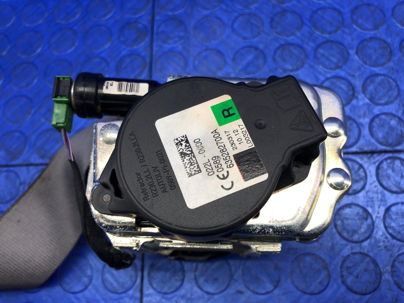2014-2019 BMW I8 OEM FRONT RIGHT PASSENGER SEAT BELT RETRACTOR GREY