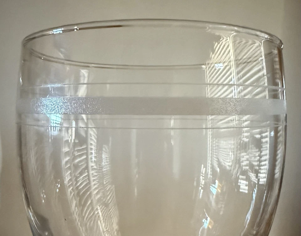 Винный бокал Mikasa Parchment Stripe Crystal Goblet 7 7/8 дюйма с тройной травленой лентой - Изображение 4 из 4