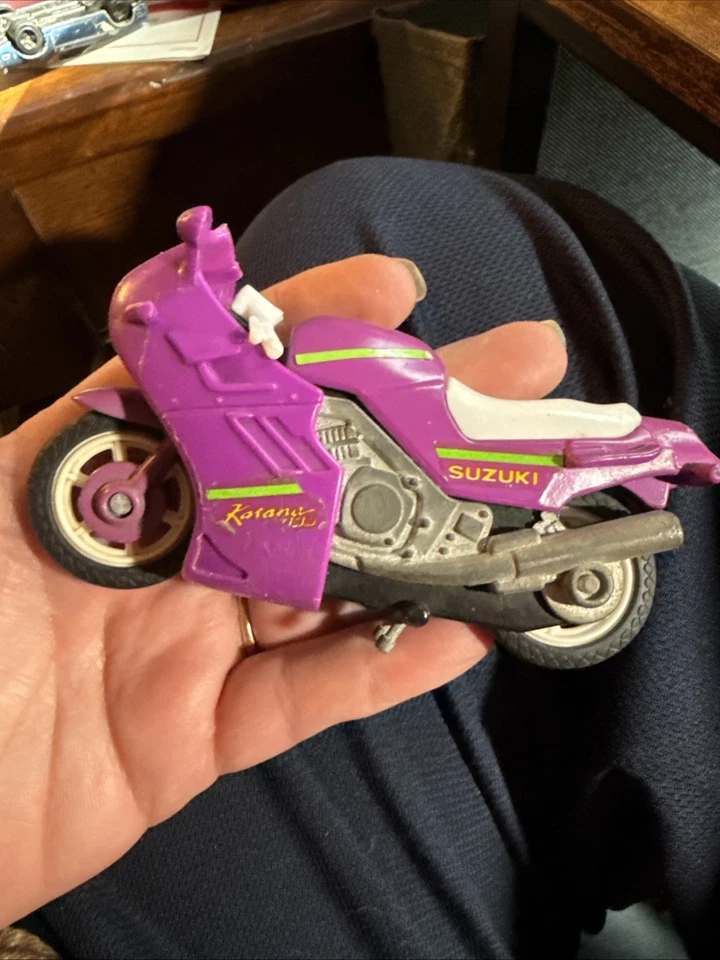 Motocicleta Suzuki 1988 fundido a presión y plástico Mattel púrpura Foto 3 de 4