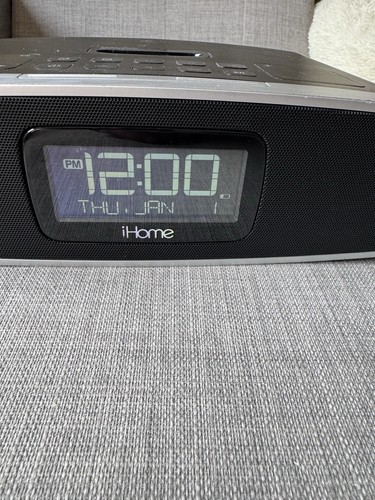 iHome iP90 Dual Alarm Clock Radio AM/FM Presets & Dock for iPod and iPhone - Picture 6 of 9