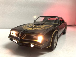 034-Smokey-and-the-Bandit-034-1977-Pontiac-Firebird-Trans-Am-1-18-with-WORKING-LIGHTS