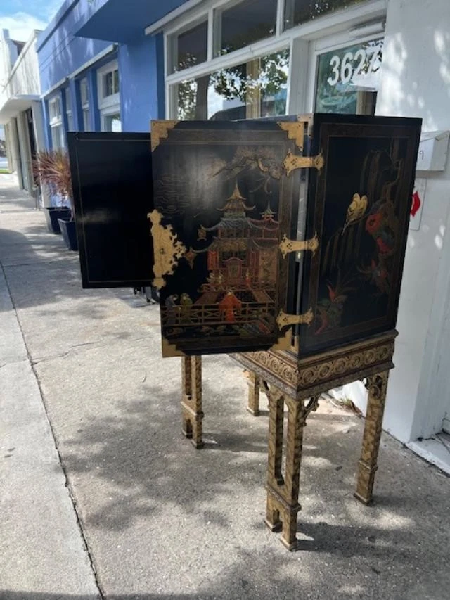 Gabinete de barra seca japonés de los años 20 negro y dorado sobre soporte Foto 2 de 4