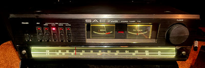 SAE Two T3U Stereo Tuner AM/FM