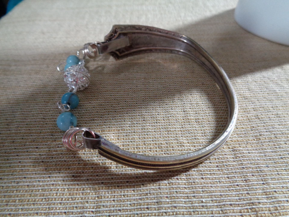 "Pulsera cuchara chapada en plata de 8 1/2"" artesanal, con placa de plata forjada a mano" Foto 3 de 4