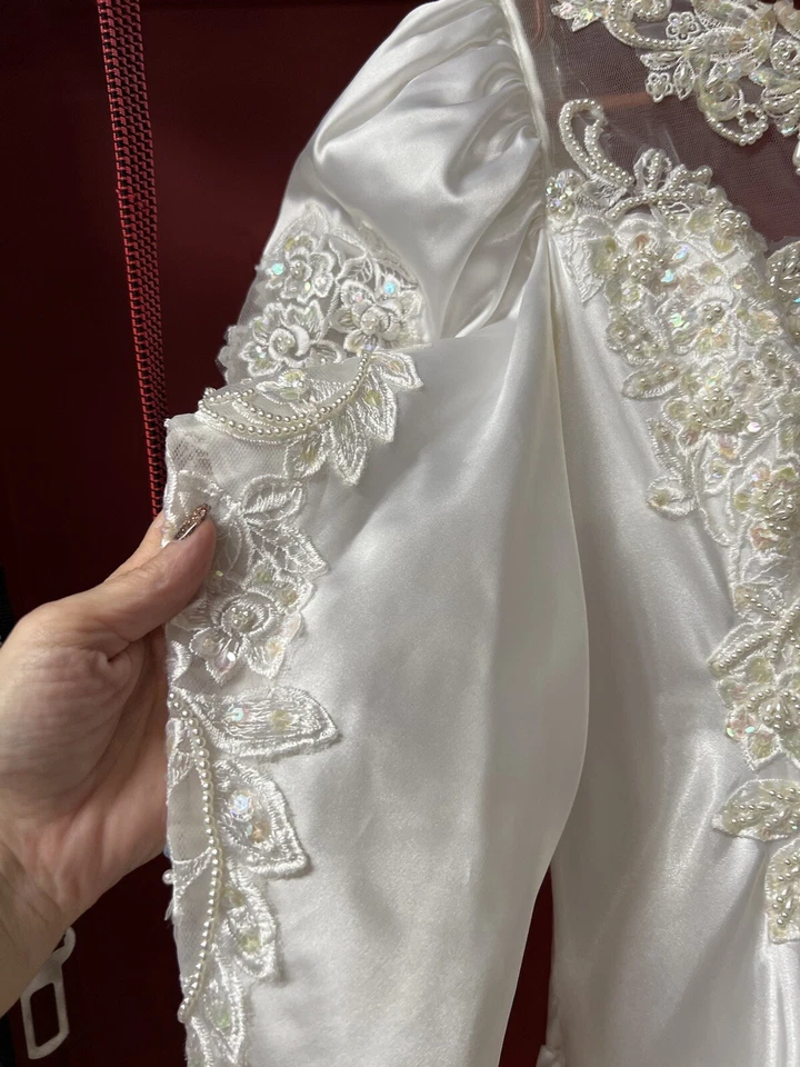 Sweetheart Gowns Vintage Women’s Wedding Gown White Sequin Beads Bustle More! - Image 4 of 4