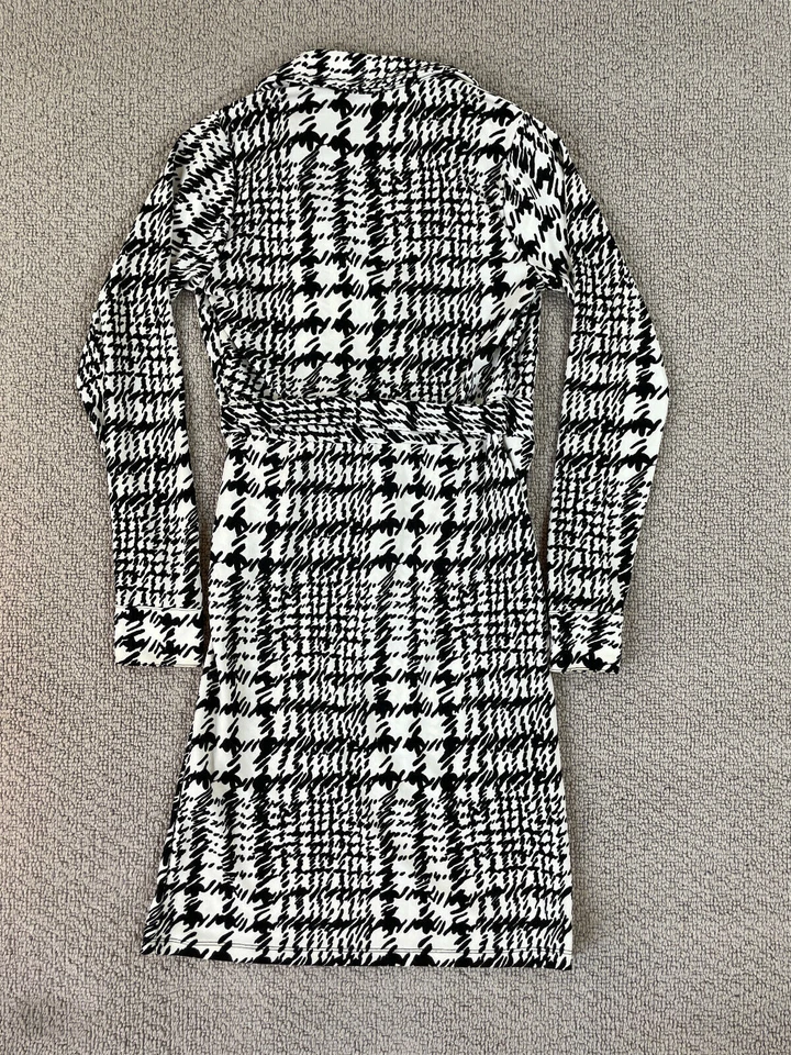 VESTIDO CRUZADO THE LIMITED XS PARA MUJER CON CUELLO ESTAMPADO BLANCO Y NEGRO  Foto 3 de 4