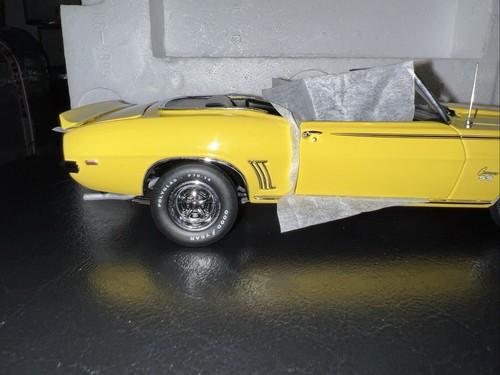 The Franklin Mint 1969 Chevrolet Yellow Camaro SS396 Convertible Maßstab 1:24 - Bild 7 von 10