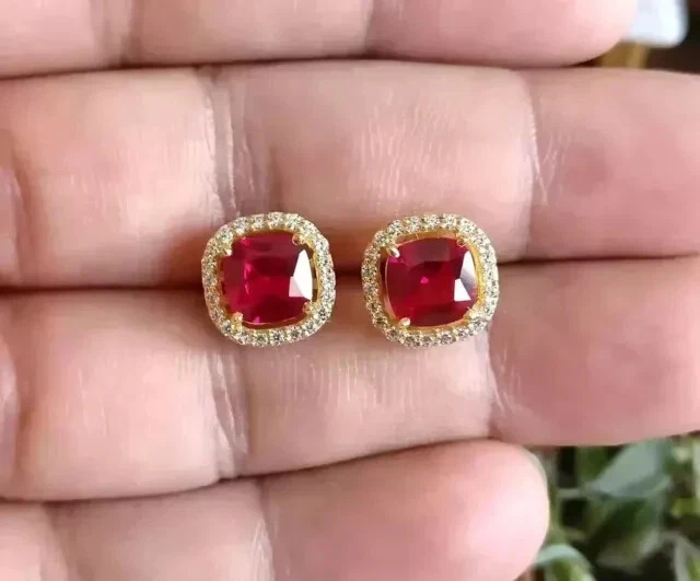 Aretes con halo de corte cojín de 2 quilates de rubí rojo creados en laboratorio enchapados en oro amarillo de 14 quilates Foto 4 de 4