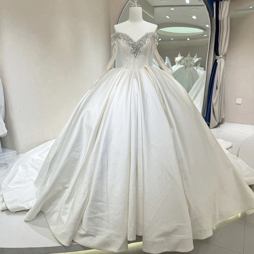 Abiti da sposa con perline maniche lunghe pizzo applique spazzata treno abiti da sposa - Foto 1 di 6