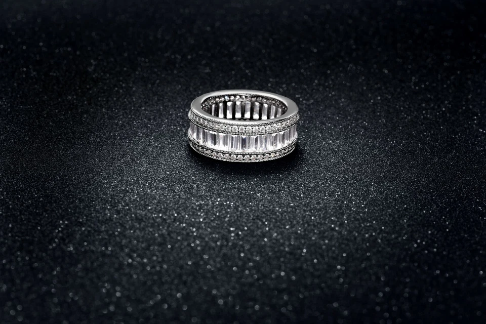 Anillo banda de eternidad enchapado en plata de ley 925 corte esmeralda piedras de circonita cúbica Foto 2 de 4