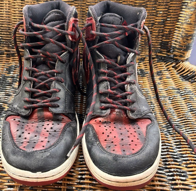 Jordan Air Jordan 1 High OG in black and red, leather high-top athletic 841018AX