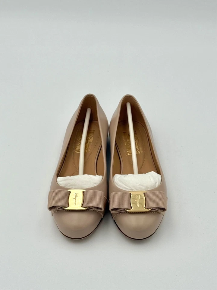 Pisos de ballet Salvatore Ferragamo Varina — Desnudo/Rubor con lazo Vara dorado, nuevos, hechos Foto 2 de 4
