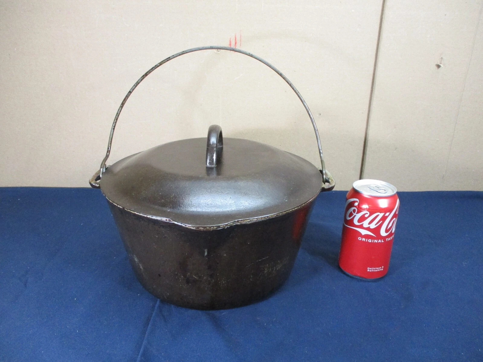 Vtg Cast Iron #8 Dutch Oven Bean Pot w/Lid, Wire Handle & Trivet Style Bottom