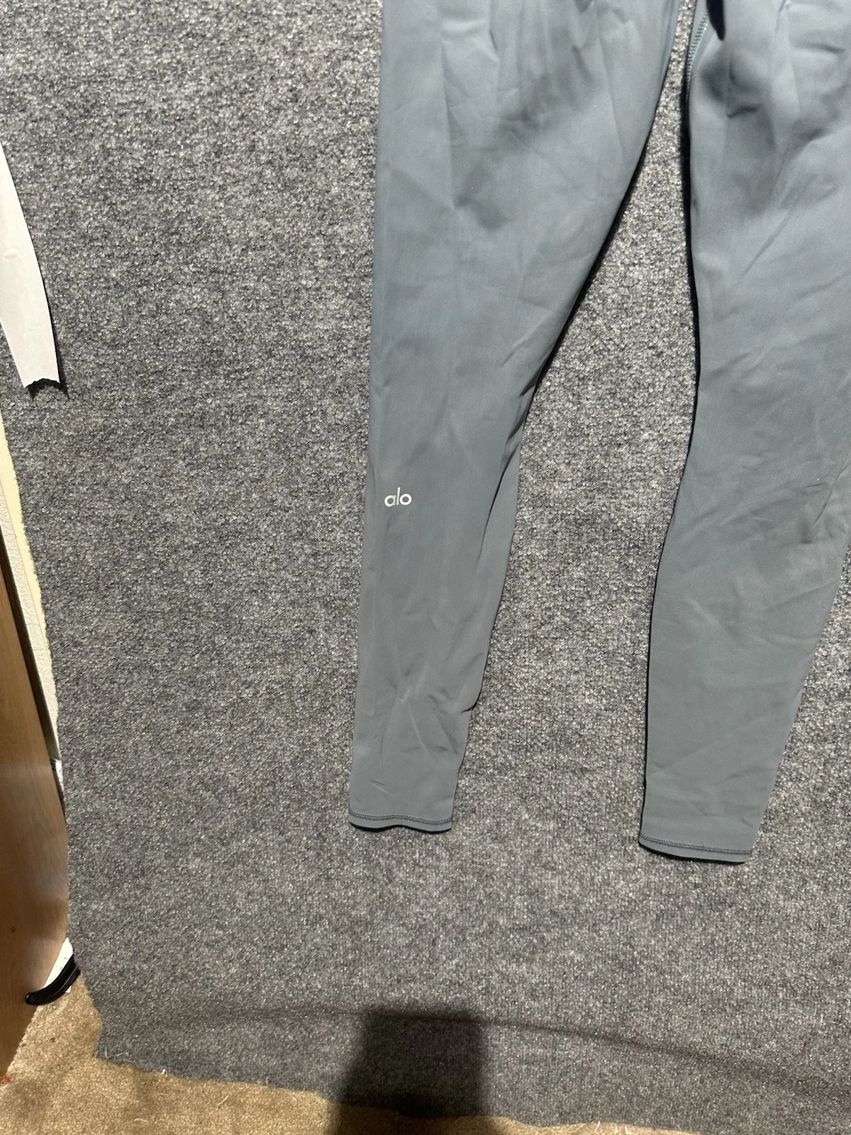 alo-yoga athleisure workout leggings